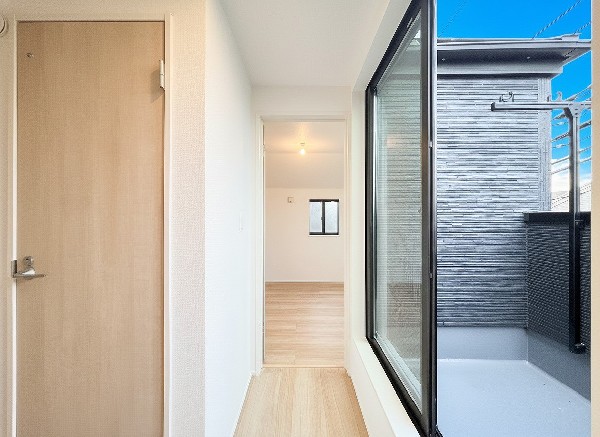 南からの明るい光が差しこむ陽だまりの空間。南に大きく面したバルコニーでお洗濯も干せばあっという間に乾きそうで家事もスムーズにこなせますね！