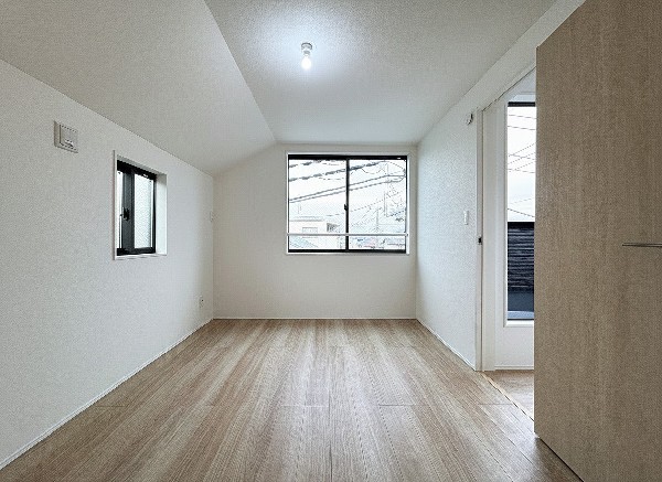 2面採光でお部屋の隅々まで明るい印象の居室。おひさまの光を、爽やかな風をたっぷりと取り込めます。