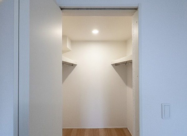 居室空間をすっきり保てる、ウォークインクローゼット付です。広いため、使い慣れた収納家具をこの空間に設置することもできます。