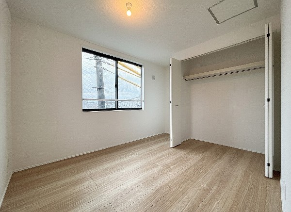 収納力が豊富な大型クローゼット。普段着やスーツはもちろんのこと、コート類などもしっかり掛けられます。