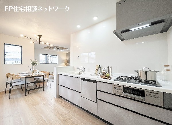 スライド収納付きのシステムキッチン。パスタ鍋や圧力鍋、フライパンなどもおしまい頂け、出し入れもスムーズ。