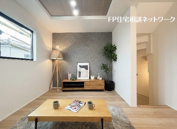 開放感のある2階リビングは日当たりもよく日中は明るい日差しが射し込みます。また、道路からの目線も気になりにくいのでプライバシーも守られやすいですね。