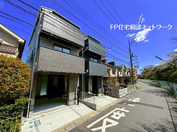 外観:【類似外観同仕様】施工例のため分譲中の建物とは外壁、屋根開口部等の形状・仕様が異なります