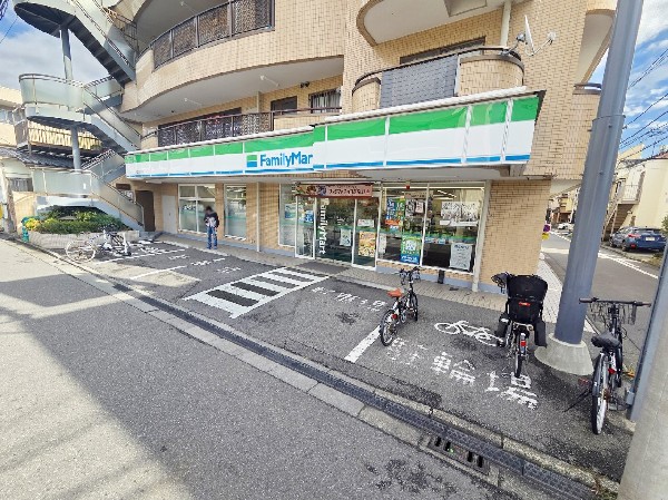 周辺環境:ファミリーマート幸区役所前店(時間を問わず、幅広い品物が揃うコンビニ。いまや買物だけではなく、日常生活に深く関係する最重要施設となりつつある。)