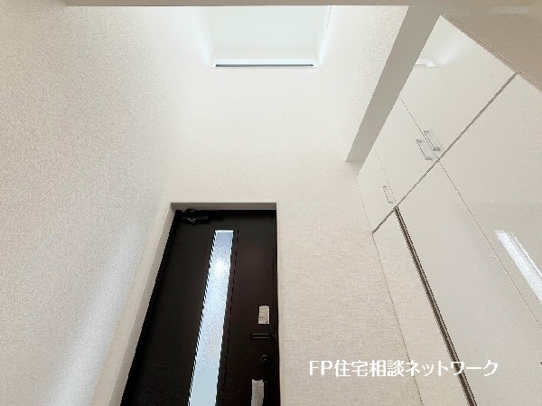 玄関上部は吹抜けを採用した開放的な作りで、自然光も入りやすく毎日の帰宅が気持ちよくなる明るい玄関空間です。