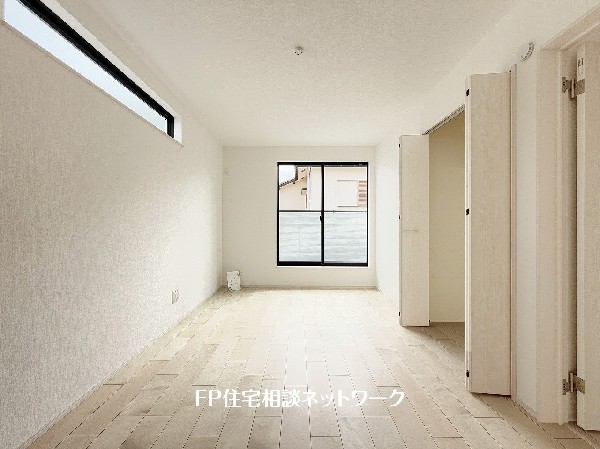 深いやすらぎへと誘う主寝室。約7.5帖のゆとりの広さと、落ち着いた内装仕様でプライベートな時間を心豊かにお過ごしいただけるように配慮。