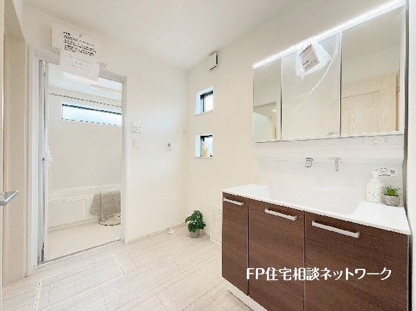 ⑮鏡の裏に収納棚を確保した三面鏡を採用。化粧品や歯ブラシなどを機能的に収納。また、三面鏡の本当の利点は三枚の鏡を合わせることで、頭の側面や背面が見れること。