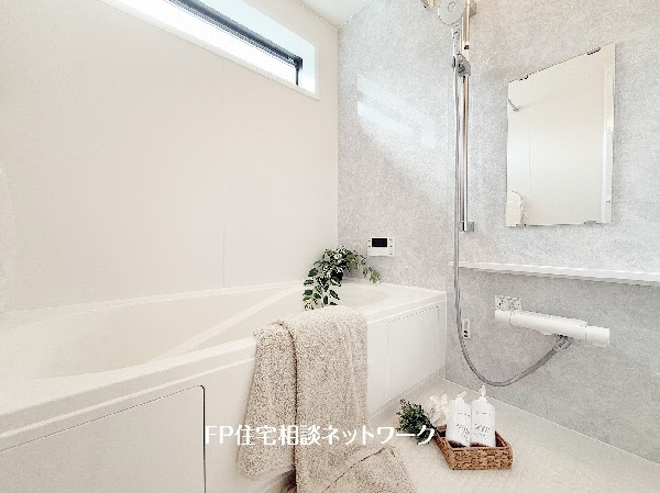 ⑯ゆったり入れる一坪バス。足を伸ばして入れるサイズは一日の疲れを癒すのに嬉しい広さ。お子様と一緒の入浴でも充分な広さです。 - コピー