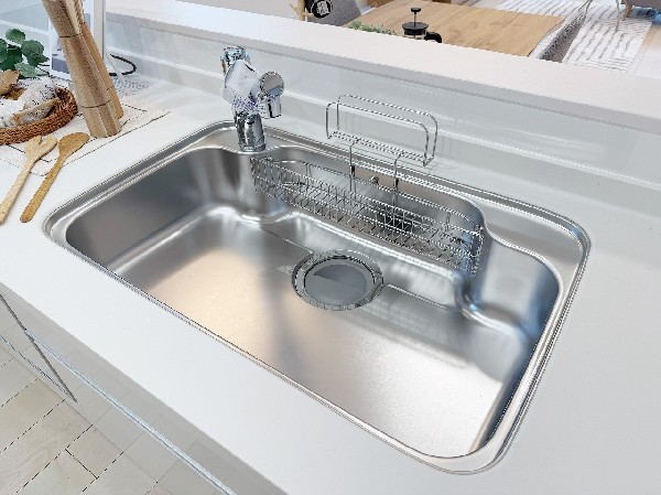 スタイリッシュな、浄水器一体型水栓です。水栓にシャワーホースと浄水器を内蔵し、カルキ臭など軽減。シャワーヘッドを引き出すことで、広いシンクのお手入れもラクラク。