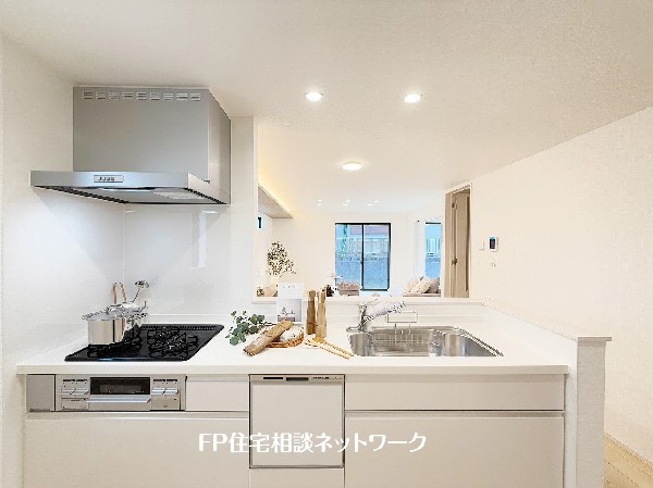 リビングで遊ぶお子様を見守りながらお料理が出来る対面式カウンターキッチンは、料理をしながらご家族との会話を楽しめます。毎日のお料理も楽しくなりますね。 - コピー