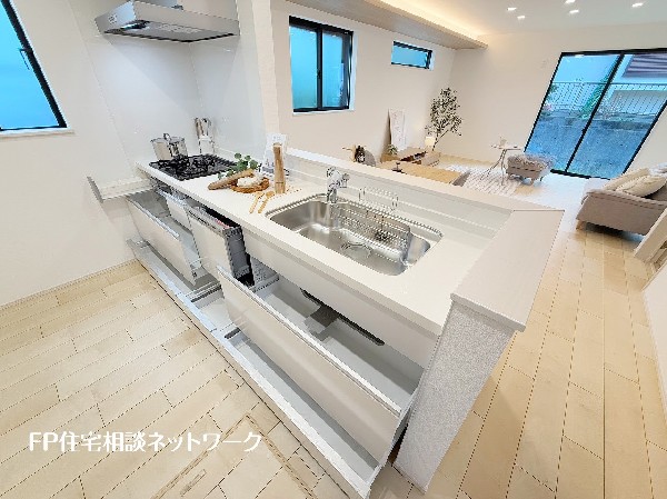 スライド収納付きのシステムキッチン。料理器具なども収納できて出し入れもスムーズ。収納量もたっぷりなので料理器具やストック調味料なども入れられる。 - コピー