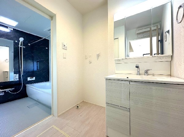 ゆとりの洗面スペースで朝の身支度も快適スムーズに。鏡の裏にはたっぷりと収納スペースを標準装備！