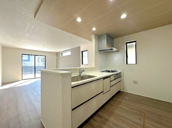 毎日使うキッチン周りが綺麗で清潔に保たれていると、お料理を作るのも楽しくなりますよね。機能性とデザイン性を持たせたキッチンで気持ちよくお料理が出来そうです。