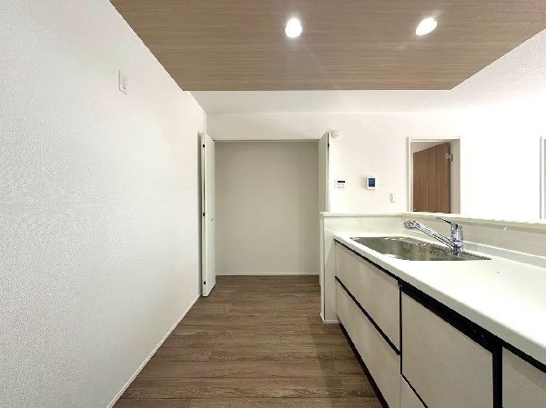 キッチン隣には、ストック食材やキッチン家電の収納に便利なパントリー収納付です。