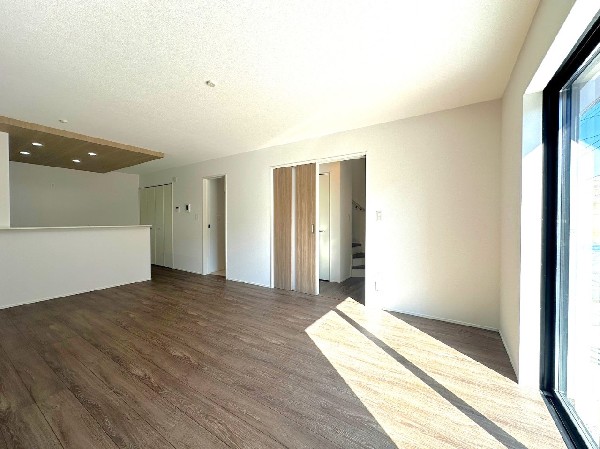 オープンでのびやかな空間を生み出す、こだわりの広がりとゆとり。家族と過ごす時間を大切にしたい方にぴったりの明るくゆとりある住空間です。