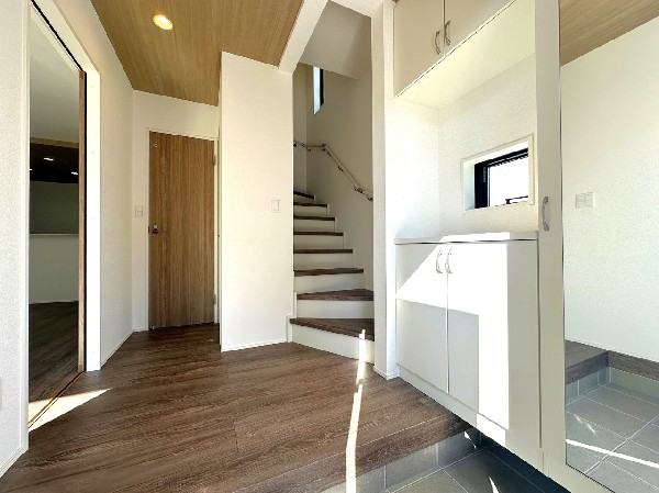 散らかりがちな玄関もスッキリと保てる玄関収納は、家の中に入る時一番最初に目に付く場所だからこだわりたいですよね！落ち着いた雰囲気の色目が、お部屋の雰囲気をそのまま表している家の顔です。