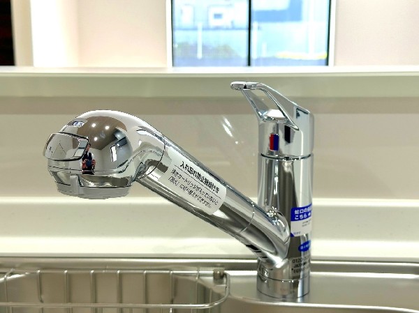 同仕様設備：ビルトイン浄水器 キッチンには浄水器を標準装備。最近は水を飲むという場面以外にも料理で使用したり、野菜を洗う場合もキレイな水で洗いたいという人が増えてきています。 