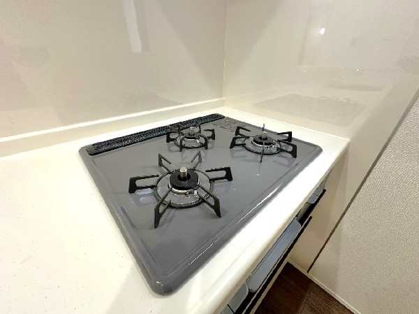 同仕様設備：3口ガスコンロ　慣れている方も多く、火力が目に見えるため、使いやすいという方も多い、3口のガスコンロ仕様です。 