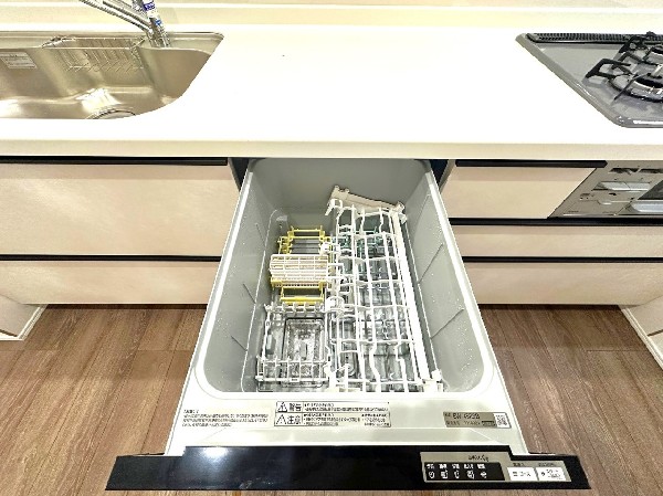 同仕様設備：食洗機　利用者が増えているのはメリットが多いから。時間の節約、手が荒れない、水道代の節約、高温度で洗うので油汚れもしっかり落とせる。まさに理想家電。 