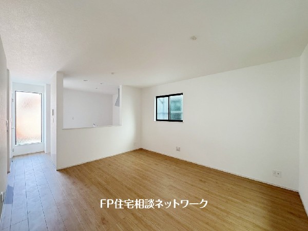 大切な家族が集まるからこそLDKにはこだわりたい。日当たりのよい広いＬＤＫを、子供たちが元気に走り回っている姿を見た時「広い家にして良かった」と思う。