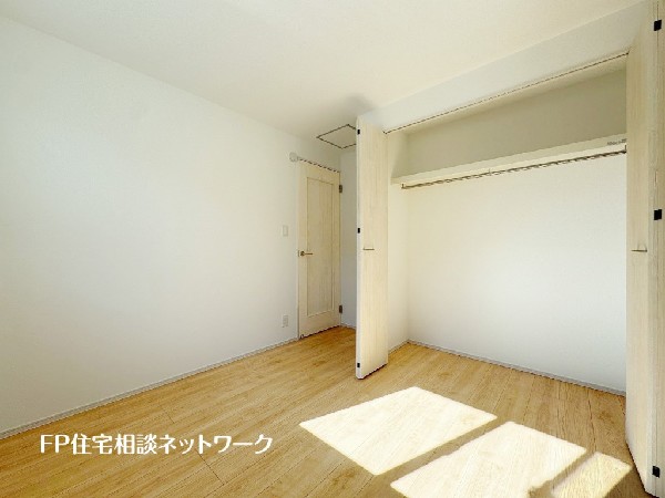 全居室には大型の収納クローゼットを完備。普段使いのお洋服や小物はもちろん、季節物のお洋服などもしっかりと整理整頓出来る。居室空間を隅々まで使えるのが嬉しい。