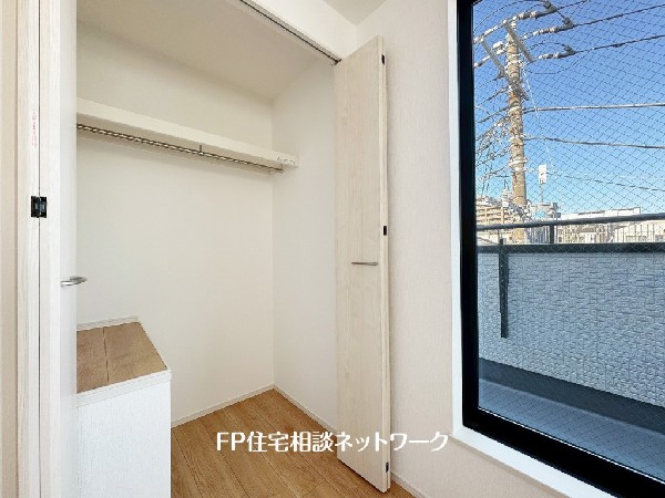 収納力が豊富な大型クローゼット。普段着やスーツはもちろんのこと、コート類などもしっかり掛けられます。奥行きもあり、部屋がスッキリしますね。