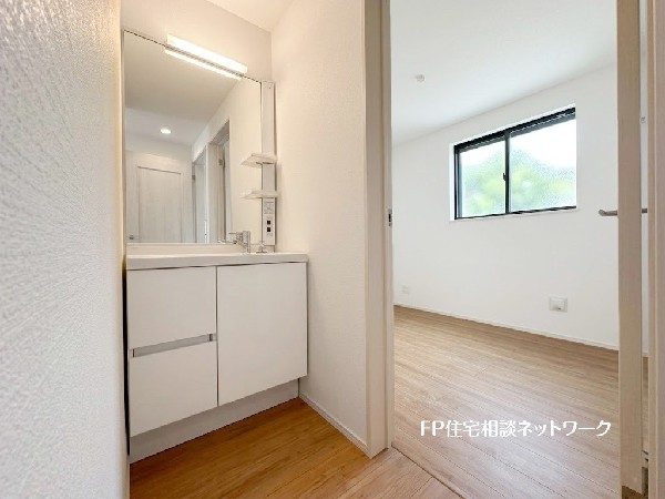 鏡の裏に収納棚を確保した三面鏡を採用。化粧品や歯ブラシなどを機能的に収納。