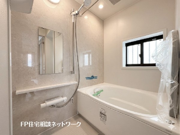 ゆったりとくつろげる綺麗な浴室。時間短縮でシャワーだけの方も多いですが、一日の疲れを癒すため湯船に浸かれば心身ともにリラックス。