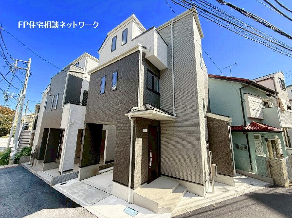 外観:【類似外観同仕様】施工例のため分譲中の建物とは外壁、屋根開口部等の形状・仕様が異なります。