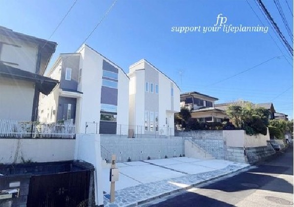 外観:【類似外観同仕様】施工例のため分譲中の建物とは外壁、屋根開口部等の形状・仕様が異なります。