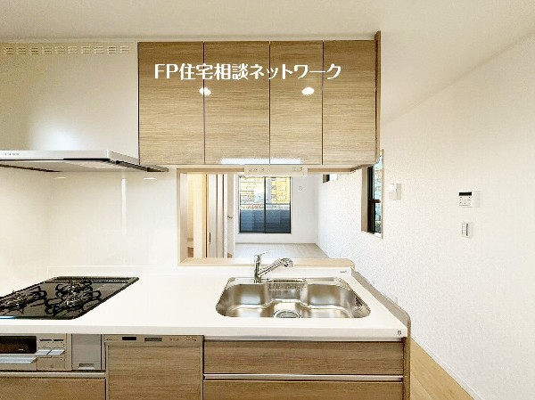 リビングで遊ぶお子様を見守りながらお料理が出来る対面式カウンターキッチンは、料理をしながらご家族との会話を楽しめます。毎日のお料理も楽しくなりますね。