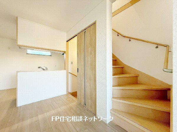 3階へあがるときは必ずリビングを通る動線のリビングイン階段。何かと顔を合わせる機会が増えるので、コミュニケーションが取りやすくなりますね。