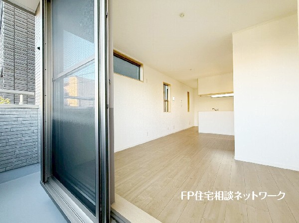 大きく面した掃出し窓から光が降りそそぐ開放的なリビング。大きな窓からは、太陽の光はもちろん、爽やかな風が吹き抜けます。快適で心地の良い空間を演出してくれます。