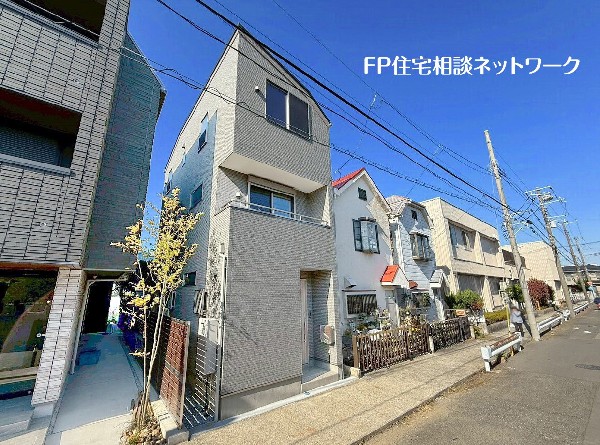 外観:周辺は閑静な住宅街に位置し、周辺にはお買物施設も充実し日常のお買物に便利な立地です。