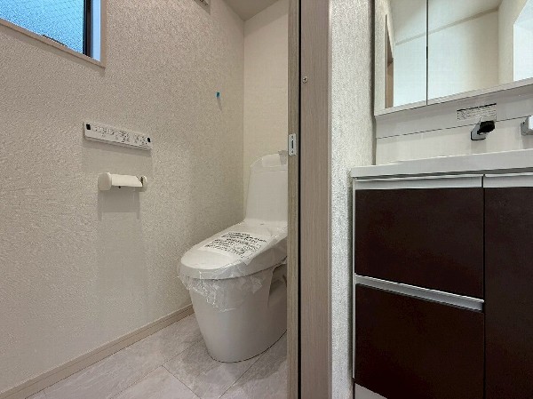 スッキリとした形状の一体型トイレと洗面化粧台