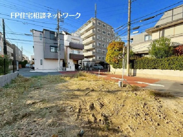 外観:ターミナル駅「武蔵小杉」まで徒歩13分！大通りから1本入った場所に位置し、利便性と整った住環境の立地です。