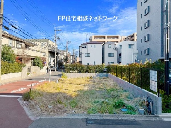 外観:ゆとりの前面道路に南側は駐車場スペースになっており、建物が隣接していないので解放感のある住宅です。