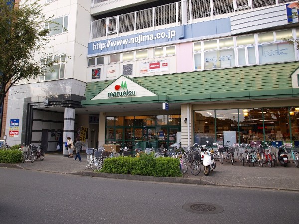 周辺環境:マルエツ鶴川店(幹線道路沿いにあり、自転車や車で立ち寄りやすい駐車場完備のスーパーです。朝9時から夜9時まで営業。駐車場は65台無料です！)