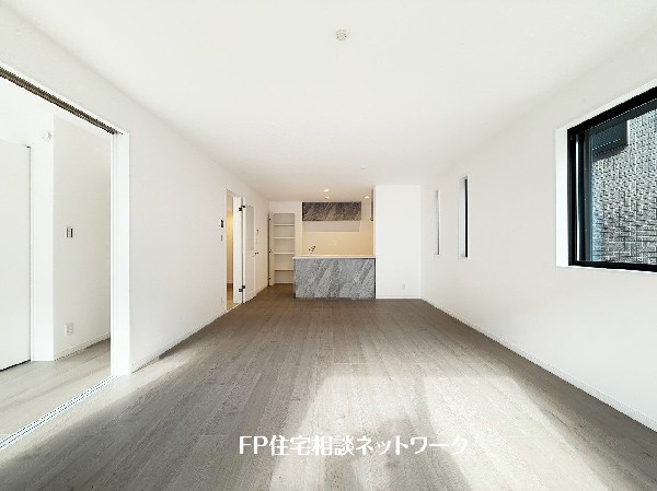 大切な家族が集まるからこそLDKにはこだわりたい。日当たりのよい広いＬＤＫを、子供たちが元気に走り回っている姿を見た時「広い家にして良かった」と思う。