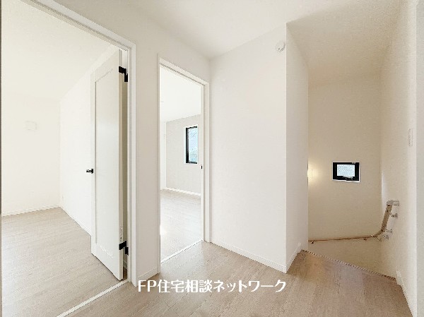 2面採光でお部屋の隅々まで明るい印象の居室。おひさまの光を、爽やかな風をたっぷりと取り込めます。居室内はいつも明るいので、毎日の生活も自然と明るくなりますね。