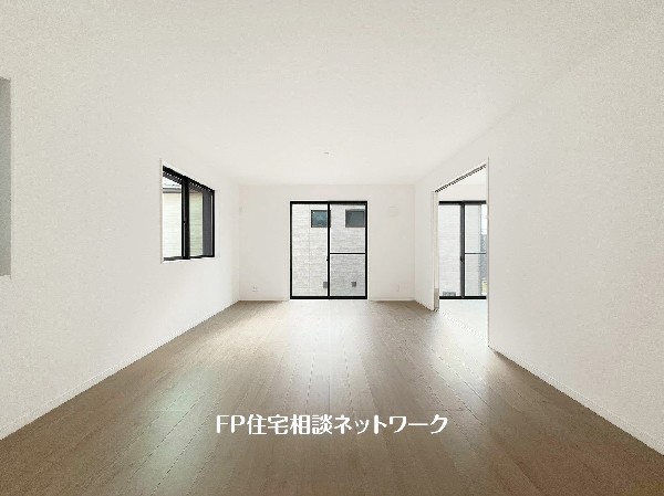 オープンな空間を生み出す、広がりとゆとり。家族と過ごす時間を大切にしたい方にぴったりのゆとりある住空間です。日差しがリビングの隅々までしっかりと届きます。