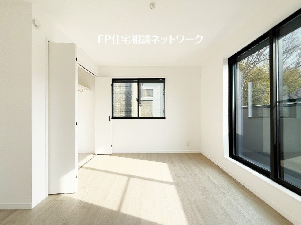 深いやすらぎへと誘う主寝室。ゆとりの広さと、落ち着いた内装仕様でプライベートな時間を心豊かにお過ごしいただけるように配慮。