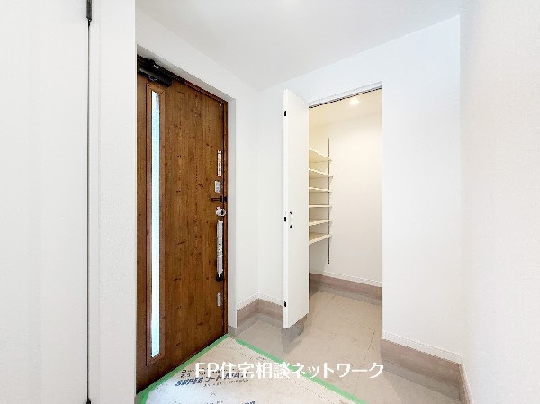 玄関ホールがスッキリ広々としていると帰る時も出ていく時も気持ちが良い。来客を出迎える玄関が綺麗ならその家の印象が良くなる。