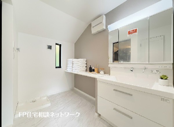 鏡の裏に収納棚を確保した三面鏡を採用。化粧品や歯ブラシなどを機能的に収納。また、三面鏡の本当の利点は三枚の鏡を合わせることで、頭の側面や背面が見れること。