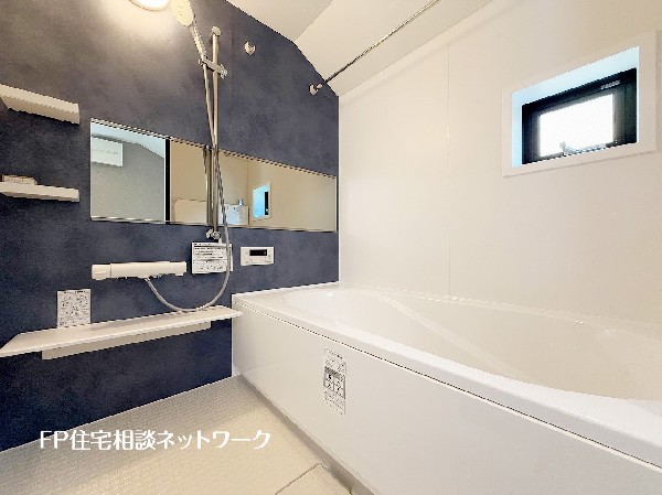 ゆったり入れる一坪バス。足を伸ばして入れるサイズは一日の疲れを癒すのに嬉しい広さ。お子様と一緒の入浴でも充分な広さです。