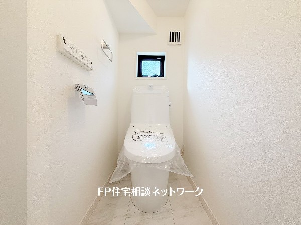 ウォシュレット、暖房便座機能付のトイレです。従来型に比べ節水効果があり、お手入れもしやすいので、家計も家事の負担も軽減してくれます。
