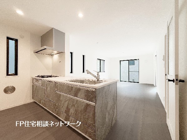 リビングで遊ぶお子様を見守りながらお料理が出来るペニュンシュラキッチンは、料理をしながらご家族との会話を楽しめます。毎日のお料理も楽しくなりますね。