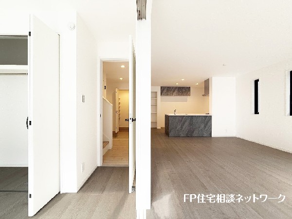 リビングとつづき間を隔てる引き戸を開放すれば、22.4帖の大空間に。急な来客やご家族構成によってシーンで使い分けられる便利な空間です。