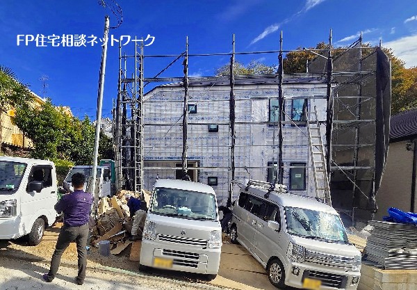 外観:横浜市営地下鉄グリーンライン高田駅徒歩13分！２階建て住宅が建並ぶ閑静な住宅街、南側が下がっているので太陽の日差しが降りそそぎます。