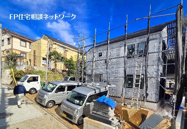 外観:前面道路は幅員4ｍで車通りが少なく、小さなお子様がいらっしゃるご家庭でも安心です。